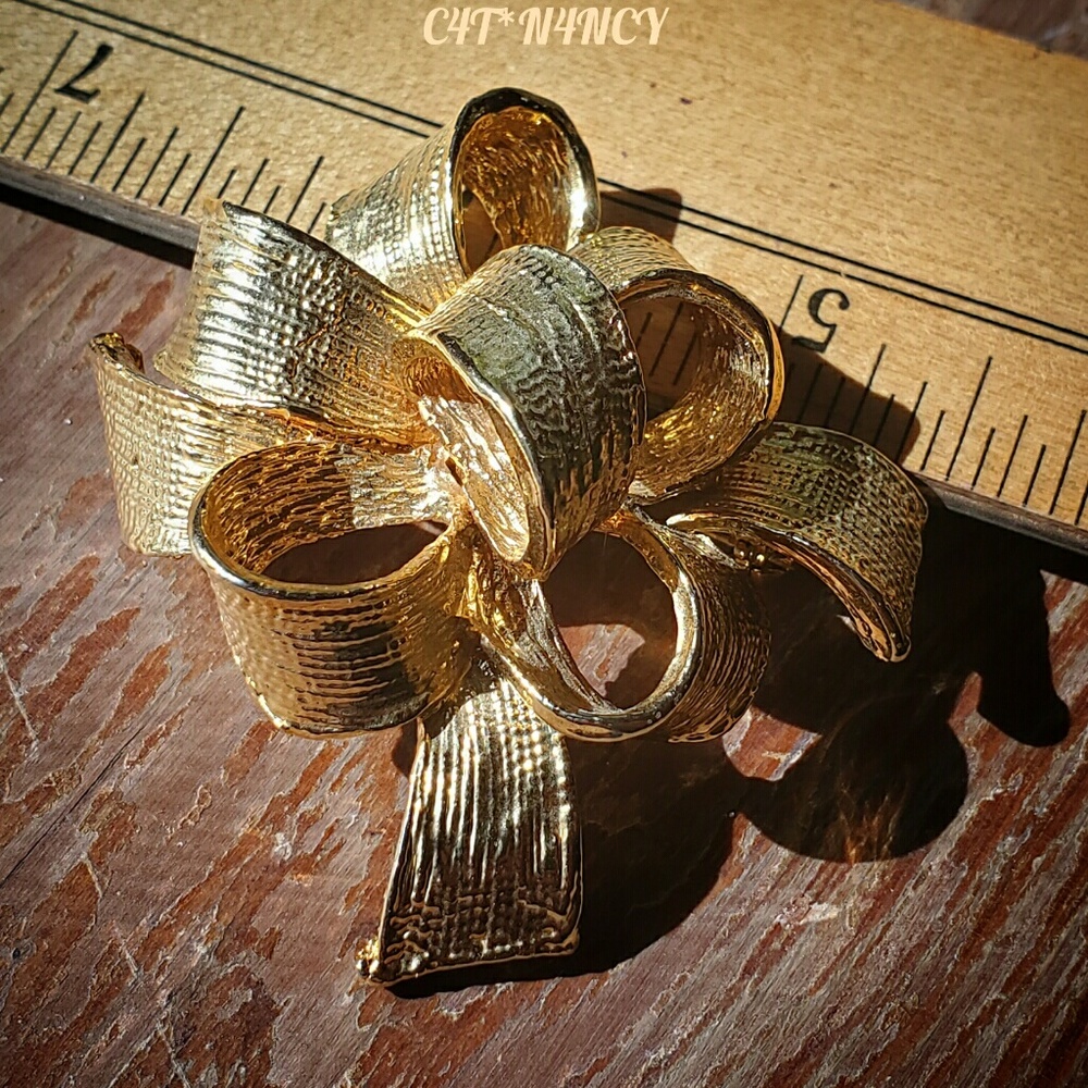 Vintage ☆ Princess Golden Ribbon Bow Pin / Brooch☆